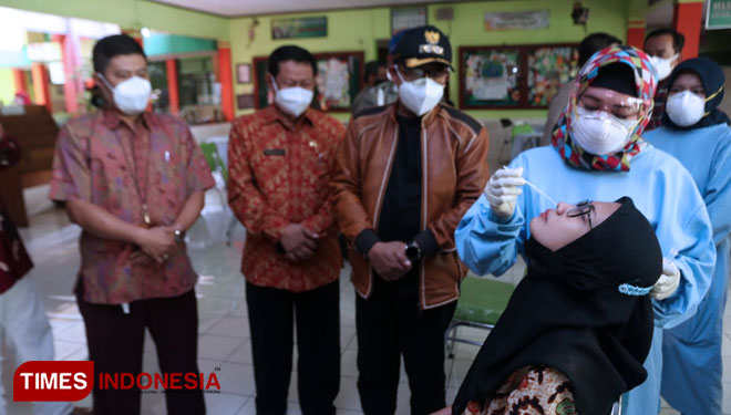 Suasana sampling Swab Antigen bagi guru dan pelajar yang ditinjau langsung oleh Wali Kota Malang, Sutiaji beberapa waktu lalu. (Foto: Humas Pemkot Malang/TIMES Indonesia)