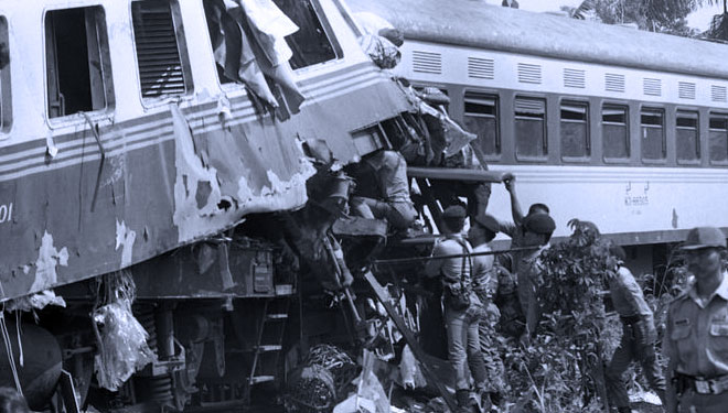 19 Oktober 1987 terjadi kecelakaan kereta api yang dikenal dengan namaTragedi Bintaro. (Jimmy WP)