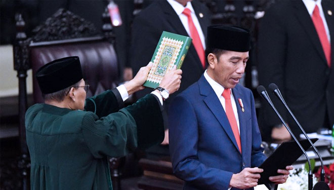 Presiden RI Jokowidodo (Joko Widodo) mengucapkan sumpah saat dilantik menjadi presiden periode 2019-2024 di Gedung Nusantara, kompleks Gedung Parlemen, Senayan, Jakarta, Minggu (20/10/2019). (ANTARA FOTO/Akbar Gumay)