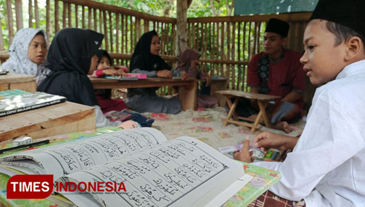 Anak-anak-belajar-mengaji-di-Taman-Pendidikan-Al-Quran-2.jpg