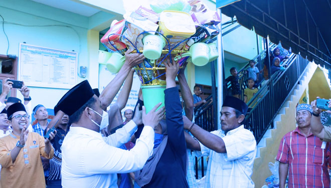 Warga saat mendapatkan berkat dari Maulid Nabi Muhammad SAW di Pulau Bawean. (Foto: Humas Pemkab Gresik for TIMES Indonesia)