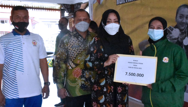 Bupati Mojokerto, Ikfina Fatmawati ketika memberikan bonus kepada atlet PON XX di Graha Majatama, Pemkab Mojokerto. Selasa (19/10/2021). (foto: Dok. Pemkab Mojokerto for TIMES Indonesia)