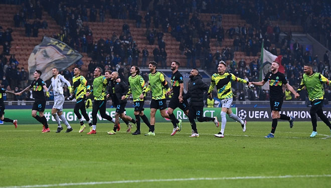 Para pemain Inter melakukan selebrasi ke depan pendukung (foto: Inter.it)