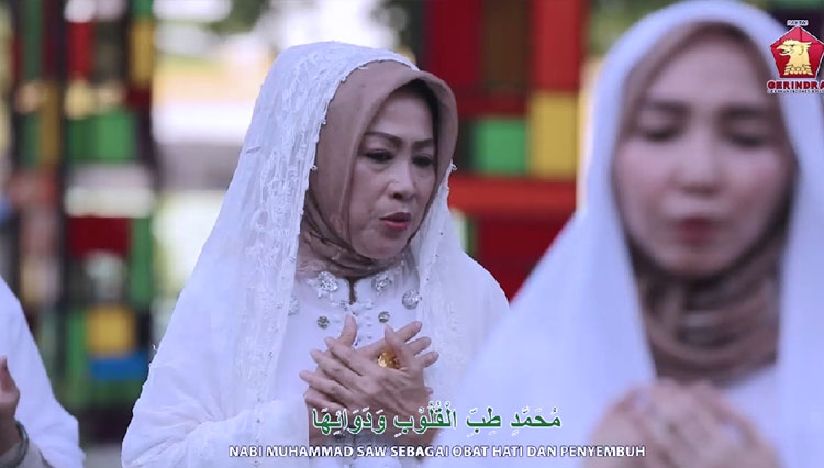 Majelis Taklim Imadul Bilad Perempuan Indonesia Raya Jawa Timur bershalawat. (FOTO: Dok. Video PD Pira Jatim) 