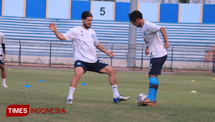 Jabar Sharza berusaha merebut bola dari kaki Riyatno Abiyoso, dalam salah satu sesi latihan Persela Lamongan. (FOTO: MFA Rohmatillah/TIMES Indonesia)