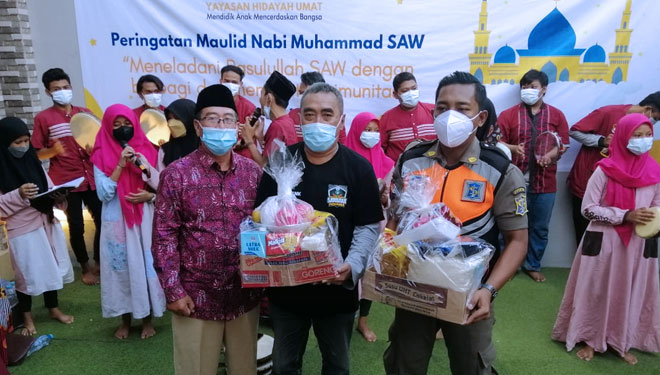 Tidak hanya berbagi kepada anak yatim piatu, dhuafa, dan lansia, Yayasan Hidayah Umat Surabaya juga memperhatikan kerja keras relawan Covid-19 serta Satpol PP. (FOTO: dok. YHUS for TIMES Indonesia)