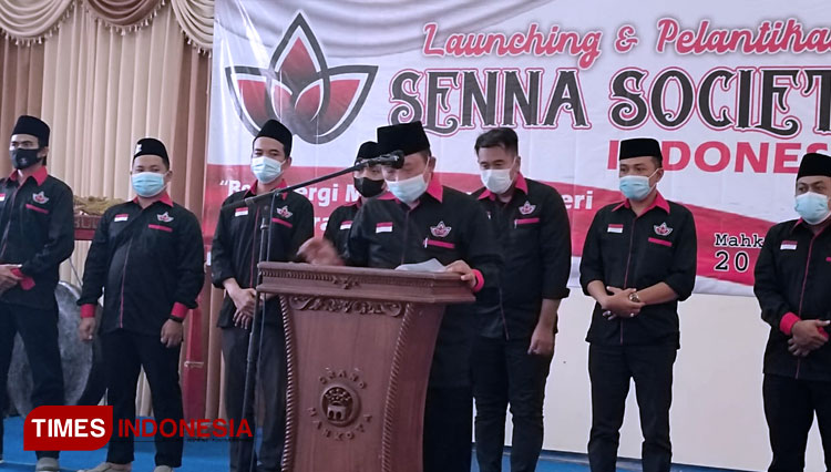 memberikan-sambutan-usai-launching-dan-pelantikan-Senna-Society-Indonesia-4.jpg