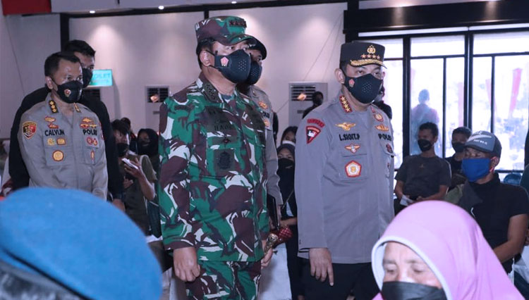 Panglima TNI saat bersama Kapolri Jenderal Listyo Sigit Prabowo memimpin serbuan Vaksinasi yang digelar oleh Alumni Akabri 1999, Rabu (20/10/2021).