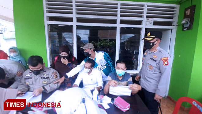 Kapolres Pagaralam AKBP Arif Harsono memantau langsung jalannya vaksinasi di Sekretariat Kantor LSM IPSW Kota Pagaralam.  (Foto : Asnadi/Times Indonesia)