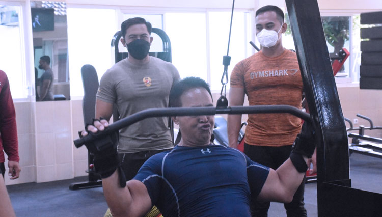 KASAD Jenderal TNI Andika Perkasa mencoba alat fitness di ruang olahraga Makorem Bhaskara Jaya, Kamis (21/10/2021). (Foto:Dok.Pendam Brawijaya) 
