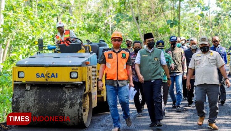 Bupati Pamekasan,Baddrut Tamam meninjau langsung perbaikan poros jalan Kecamatan Pegantenan menuju Kecamatan Batumarmar.(Foto: Akhmad Syafi'i/TIMES Indonesia)