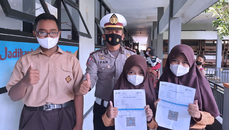 Siswa-siswi SMPN 13 Kota Tasikmalaya berfoto bersama memperlihatkan sertifikat vaksin di kampusnya Kelurahan Sukamaju Kaler Kecamatan Indihiang Kota Tasikmalaya, Kamis (21/10/21) siang (FOTO: Humas Polres Tasikmalaya Kota/TIMES Indonesia)