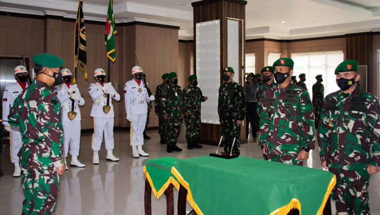 Kodam XVI/Pattimura menggelar upacara serah terima jabatan sejumlah pejabat utamanya, di Lobby Makodam Selasa sore, (19/10/2021). Foto Pendam XVI/Pattimura.
