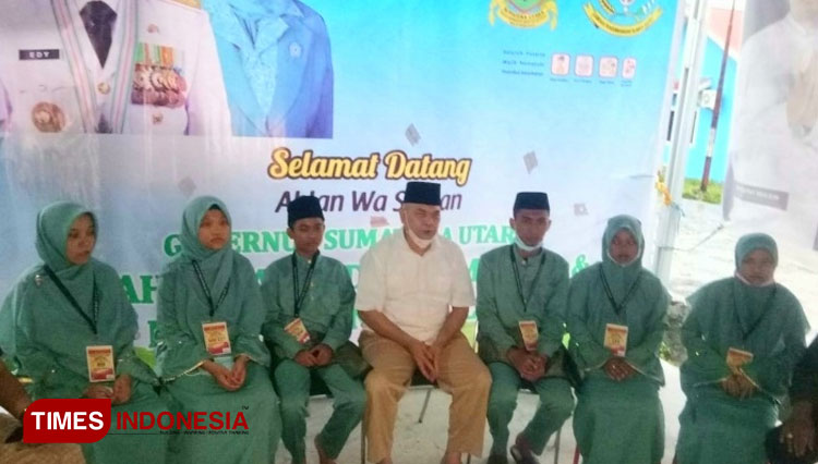 Ketua LPTQ Sumut, Asren Nasution bersama para finalis STQ Nasional XXVI asal Sumatera Utara. (Foto: Wahyudi Yahya/TIMES Indonesia)
