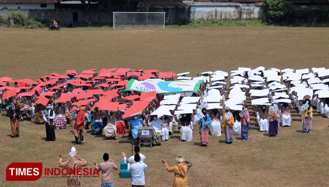 Para pelajar MTsN 6 Malang saat menggelar Flash Mob memperingati Hari Santri Nasional 2021. (Foto: Binar Gumilang/TIMES Indonesia)