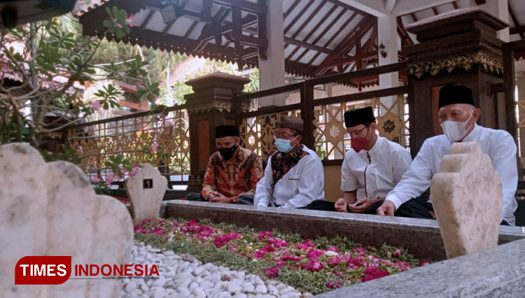 Menteri  Pendidikan Kebudayaan Riset dan Teknologi (Mendikbudristek) Nadiem Anwar Makarim dengan khusuk memanjatkan doa untuk Gus Dur dan Masyayikh Ponpes Tebuireng (FOTO: Rohmadi/TIMES Indonesia)