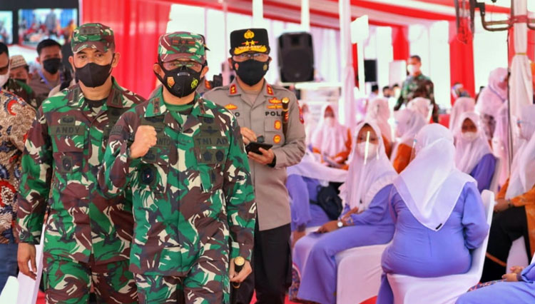 Pangdam Brawijaya Mayjen TNI Suharyanto memantau giat vaksinasi massal di Situbondo, Kamis (21/10/2021).(Foto: Dok.Pendam Brawijaya) 