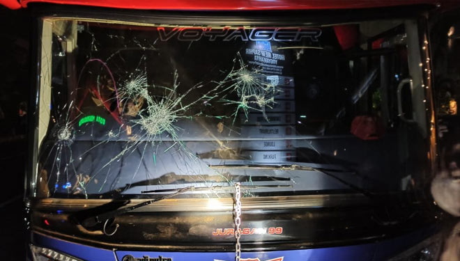 Kaca depan bus Arema FC pecah setelah dilempar dengan batu oleh seseorang saat melintas di Yogyakarta. (Sumber foto: Arema FC)