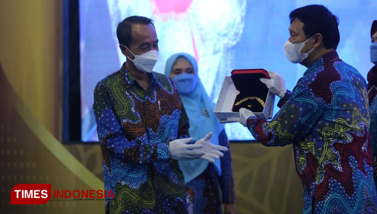 Direktur Polinema yang baru Supriatna Adhisuwignjo (kiri) bersama Direktur Polinema periode 2017-2021 Awan Setiawan di acara Pisah Sambut. (Foto: Dok. Humas Polinema)