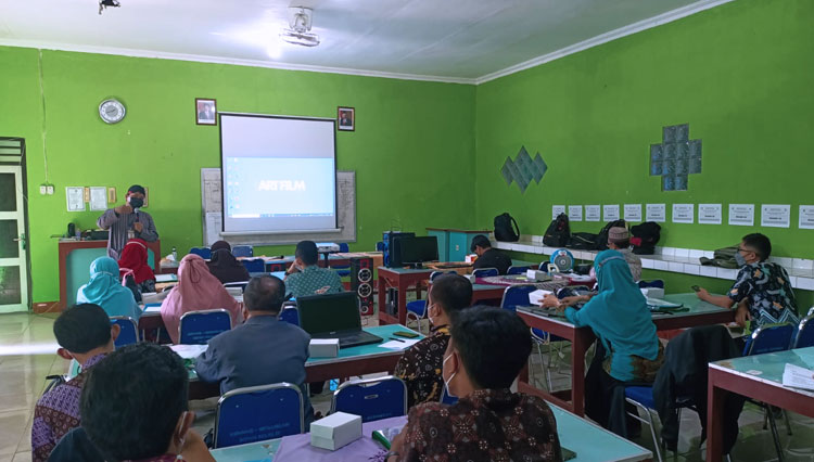 Pendampingan riset POP yang dilakukan secara luring oleh YSMI di SMPN 1 Banjarmangu, Banjarnegara. (FOTO: YSMI For TIMES Indonesia)