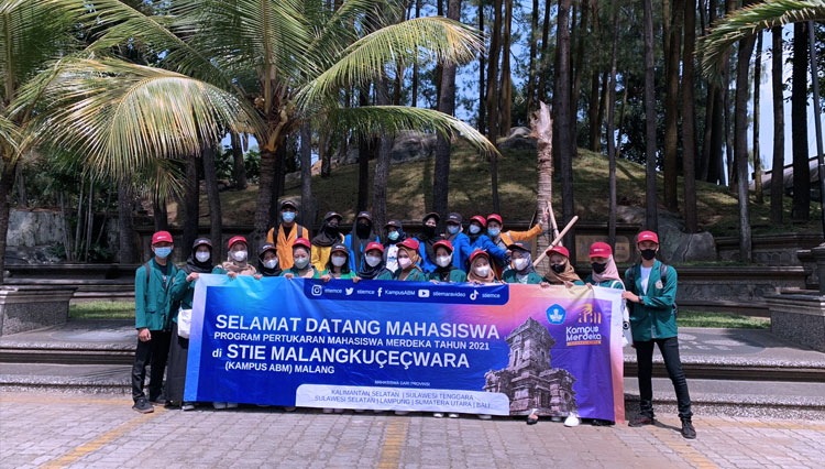 Mahasiswa program MBKM saat mengikuti acara penyambutan dan keliling kampus di STIE Malangkucecwara. (Foto: Dok. STIE Malangkucecwara for TIMES Indonesia)