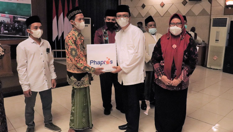 Wakil Bupati Gresik Aminatun Habibah saat penyerahan bantuan pos kesehatan pesantren. (Foto: Humas Pemkab Gresik for TIMES Indonesia)