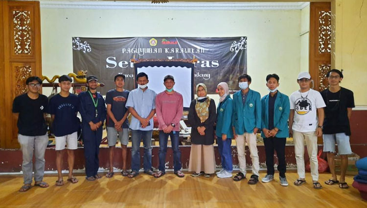 Tim PHP2D BEM FAPET UNISMA bersama pemuda-pemuda Karang Taruna Dusun Gondang.