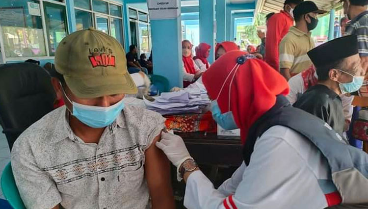 Vaksinasi Covid 19 di Kecamatan Tegalsiwalan, Probolinggo (foto: Diskominfo)