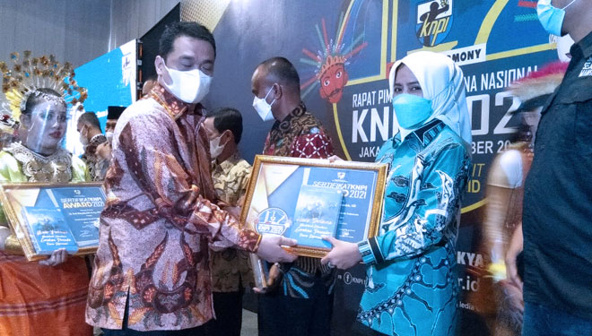 Wakil Gubernur DKI Ahmad Riza Patria, memberikan pengghargaan kepada Bupati Sula (Foto: Rusdi Yusuf ketua KNPI Maluku Utara)