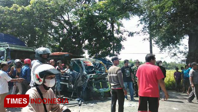 Pikap Daihatsu Grand Max ringsek usai kecelakaan maut dengan Mini Bus Travel di Jalur Pantura Probolinggo-Situbondo.(Foto: Dicko W/TIMES Indonesia)