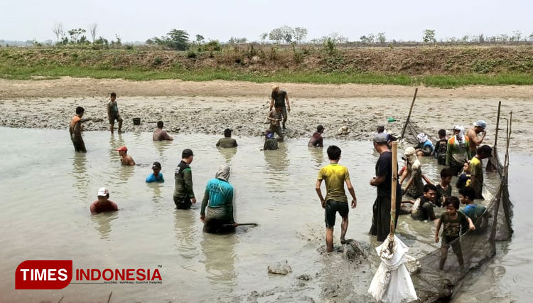 Warga saat mengikuti tradisi Nyusuk di Desa Gredek Kecamatan Duduksampeyan (Foto: Doc Pemdes Gredek for TIMES Indonesia).