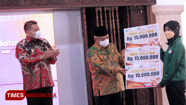 Bupati Malang Abah Sanusi dan Wabup Malang Didik Gatot Subroto ketika menyerahkan bonus bagi atlet peraih medali PON XX Papua. (Foto : Binar Gumilang/TIMES Indonesia).