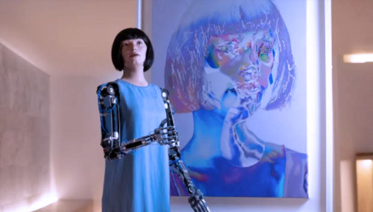 Ai-da robot seniman pertama di dunia berdiri di depan salah satu karya seninya. (FOTO : Getty Image)