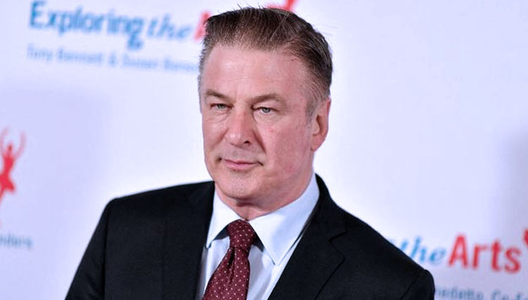 Alec Baldwin tak sengaja membunuh sinematografer Halyna Hutchins dan mencederai sutradara Joel Souza akibat pistol properti syuting. (FOTO: Angela Weiss/AFP)