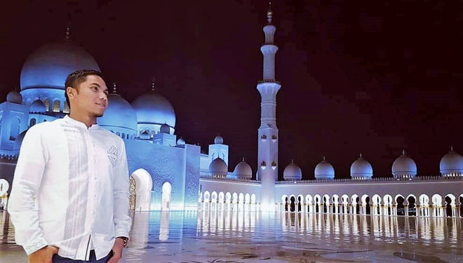 Andi Purnomo saat mengunjungi Grand Syeikh Zayed Mosque, ikon masjid di Abu Dhabi, UEA. (Foto : Oka For Times Indonesia)