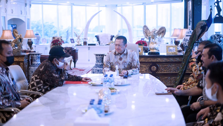 Buku karya Ketua MPR RI Bambang Soesatyo saat menerima Wakil Bupati Purbalingga Sudono, di Jakarta, Kamis (21/10/21). (FOTO: Humas MPR RI)