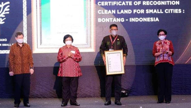 Wali Kota Bontang, Basri Rase Menerima Penghargaan Untuk Kota Bontang Kategori Kota kecil di Bidang Lingkungan (Foto: Adi Humas Pemkot Bontang)