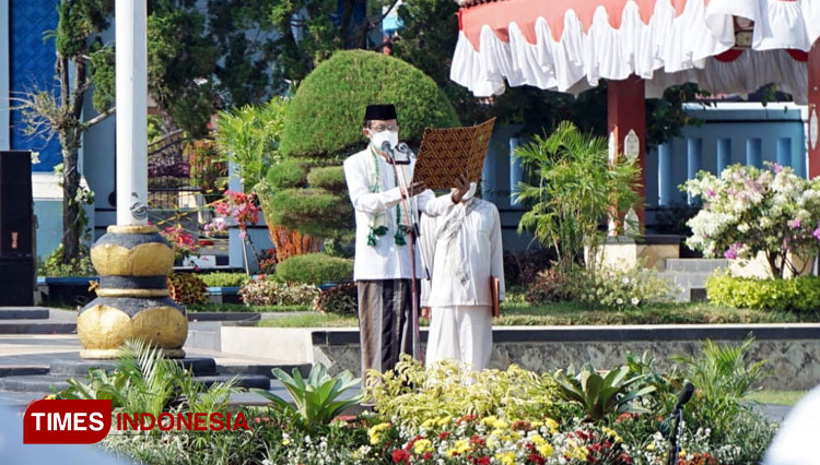 Bupati Magetan, Suprawoto saat memimpin upacara peringatan Hari Santri Nasional di Alun-alun Magetan, Jumat (22/10/2021). (Foto: Diskominfo Magetan for TIMES Indonesia)