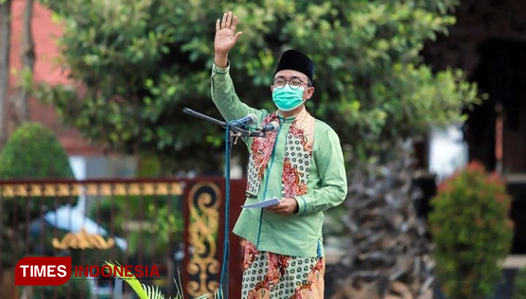 Bupati Pamekasan saat memberikan sambutan dalam apel memperingati Hari Santri Nasional (HSN) 2021 di lapangan Nagara Bhakti Mandhapa Aghung Ronggosukowati.(Foto: Humas Pemkab Pamekasan for TIMES Indonesia)