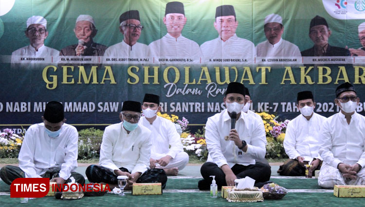 Bupati Kendal, Dico M Ganinduto bersama beberapa kiai dan santri di Kendal, saat mengikuti acara peringatan Maulid Nabi dan HSN ke-7 2021, di Pendopo Kendal, Kamis malam (21/10/2021). (FOTO: Zamroni/ TIMES Indonesia)