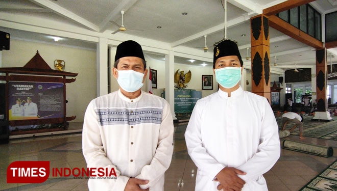 Asisten I Bupati Pacitan, KH Mahmud kanan dalam peringatan HSN 2021 di Pendopo Kabupaten Pacitan. (Foto: Yusuf Arifai/TIMES Indonesia). 