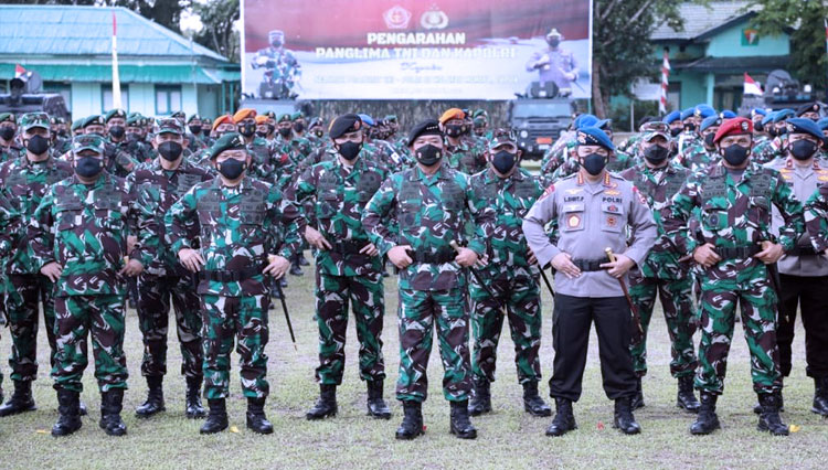 Panglima TNI Marsekal TNI Hadi Tjahjanto  mengapreasi para personel TNI-Polri yang telah berdedikasi bertugas di wilayah Papua. (FOTO: Puspen TNI)