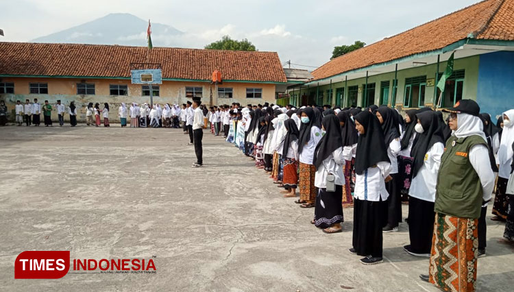 MWC NU Dukupuntang saat upacara hari santri yang diikuti oleh para pelajar.(Foto: Dede Sofiyah/Times Indonesia)