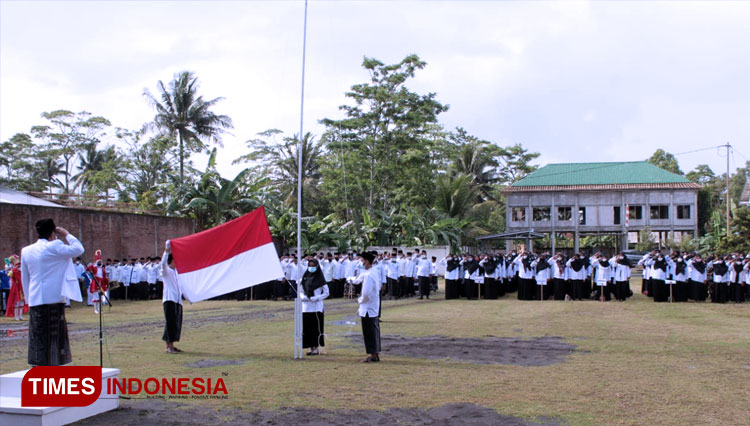 Rangkaian upacara peringatan Hari Santri Nasional Tahun 2021 di kompleks Gedung Pusdiklat PCNU Cilacap. (FOTO: Pendim Cilacap for TIMES Indonesia) 