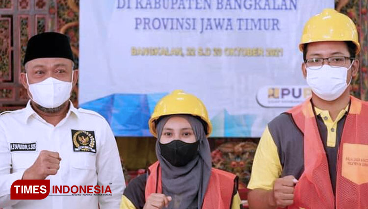 Anggota DPR RI Syafiuddin Asmoro usai menyematkan APD kepada tenaga kerja konstruksi yang mengikuti pembekalan dan sertifikasi di Gedung Merdeka Kabupaten Bangkalan. (FOTO: Doni Heriyanto/TIMES Indonesia)