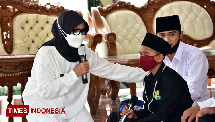 Wali Kota Banjar berikan beasiswa santri tunanetra yang berprestasi sebagai penghafal Al-Qur'an (foto: Susi/TIMES Indonesia)