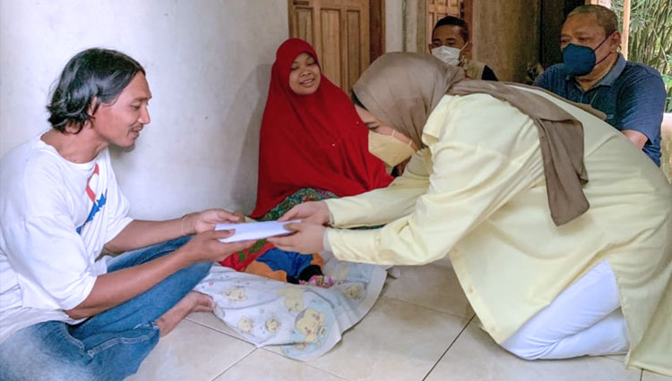 Anggota DPR RI H Bambang Kristiono didampingi Sekretaris Yayasan HBK Peduli Rannya Agustyra Kristiono saat memberikan bantuan untuk biaya pengobatan bayi Muhammad Ramdan. (FOTO: Yayasan HBK Peduli)