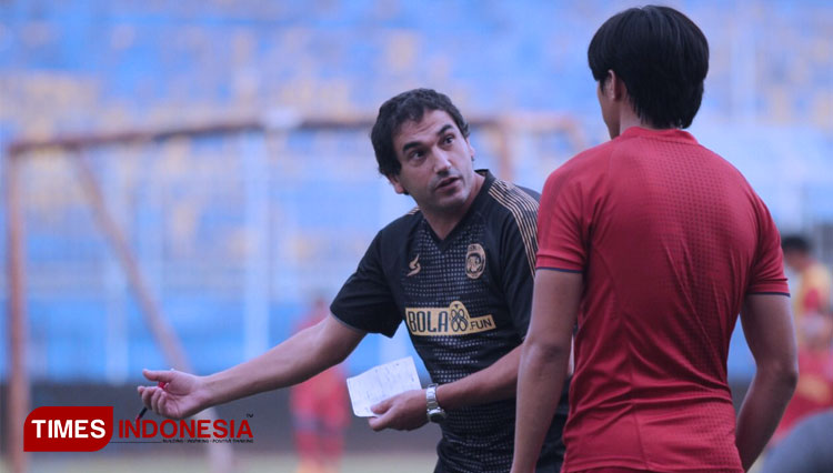 Pelatih Arema FC Eduardo Almeida (Foto: Tria Adha/TIMES Indonesia)