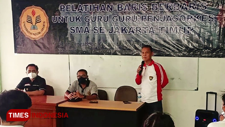 Drs. Iwan Barata, M.Pd selaku ketua pelaksana memberikan kata sambutan dalam Pembukaan Pelatihan Baris-berbaris Guru-Guru Pendidikan Jasmani Olahraga dan Kesehatan SMA se Jakarta Timur. (FOTO: AJP TIMES Indonesia)