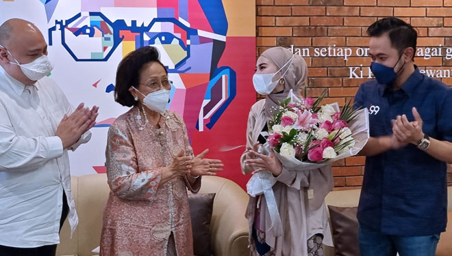 Martha Tilaar dan Shandy Purnamasari saat bertemu di Rumah Belajar Alex Tilaar, Menteng, Jakarta Pusat beberapa waktu lalu. (Foto: Dok.Kosme)